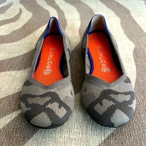 EUC Rothy's Gray Camo Neon orange insoles & Heel Stripe Retired womens size 8